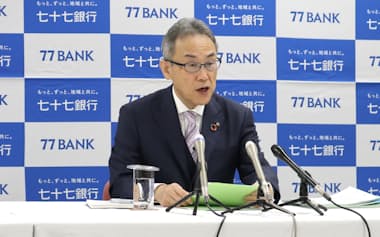 法人営業所の設置について説明する七十七銀行の小林頭取(14日、仙台市)