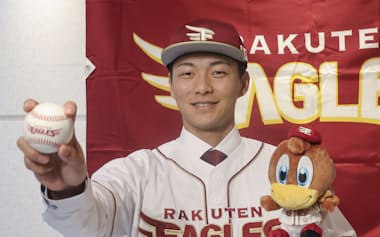 楽天入団が決まった花園大の藤原聡大投手(14日、京都市)=共同