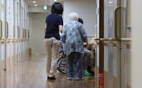 特別養護老人ホームの入所者と介護スタッフ