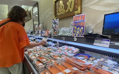 4〜6月、日本各地からとれたてのサーモンが入荷。クロマグロの3分の1の価格で並ぶ