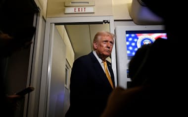 記者団と話すトランプ米大統領(14日)=ロイター