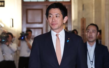 日本維新の会との政策協議に臨む自民党の小林政調会長(17日、国会内)