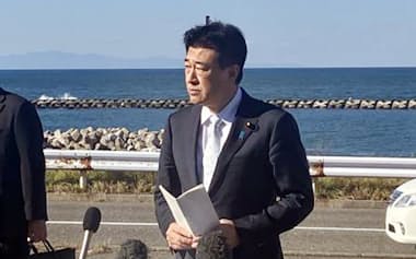 視察先で記者団の質問に答える木原稔官房長官(15日、新潟市)