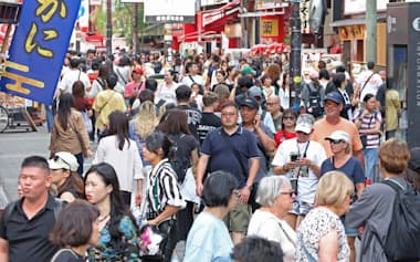 外国人観光客らでにぎわう大阪・道頓堀