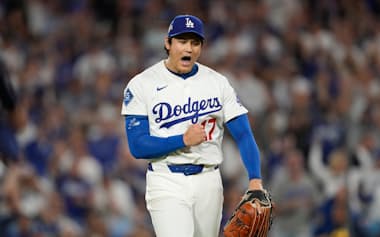 4度目のMVP受賞を果たしたドジャースの大谷翔平選手。3年連続は歴代最多762本塁打のボンズが2001年から4年連続で獲得して以来、2人目の快挙(10月)=AP