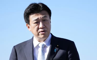 新潟市で記者団の取材に応じる木原官房長官(15日午後)=共同