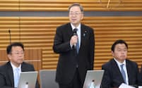 公明党の中央幹事会であいさつする斉藤代表。左は西田幹事長、右は赤羽中央幹事会会長(10月30日、東京都新宿区の党本部)