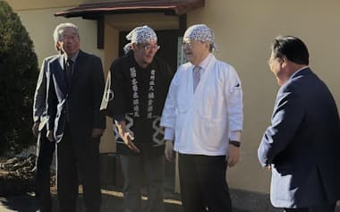 酒蔵を視察する林総務相。右から2人目(15日、長野県佐久市)