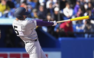 崇徳戦の6回、左中間に先制本塁打を放つ花巻東・古城(15日、神宮)=共同