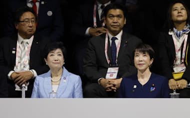 「東京デフリンピック」の開会式に出席した小池百合子都知事と高市首相(15日、東京体育館)=共同