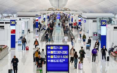 香港国際空港を行き交う旅行者(10月)