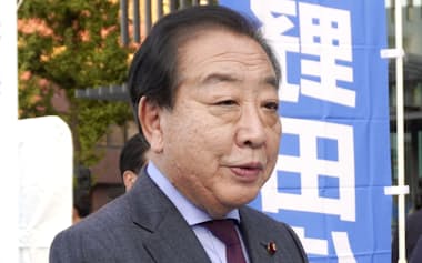 記者団の取材に応じる立憲民主党の野田代表(15日午後、熊本市)=共同