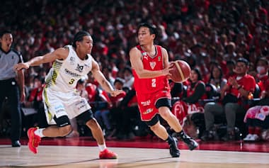 富樫㊨のドリブルに対応するハーパージュニア。アジア杯を経験し、守備に加えて判断力も身についたという(10月、千葉県船橋市)=Bリーグ提供