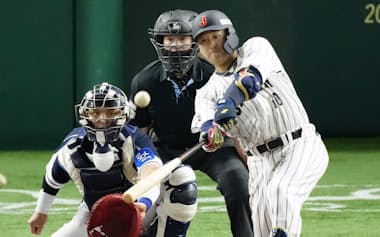 5回、代打岸田が左中間へ勝ち越し3ランを放つ(15日、東京ドーム)=共同