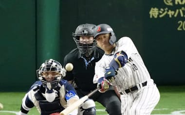 五回、代打岸田が左中間へ勝ち越し3ランを放つ=共同
