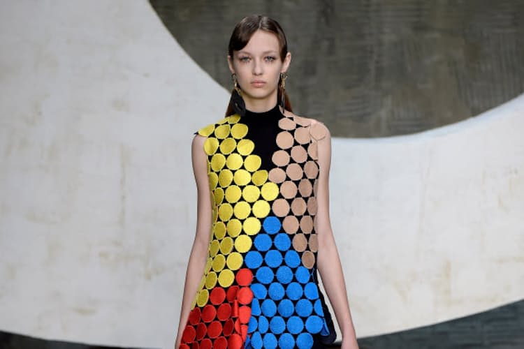 着るアート 大胆なのに好印象な着こなし Nikkei Style 着るアート 大胆なのに好印象な着こなし Nikkei Style