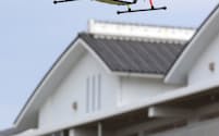 宅配実験で医薬品を積んで飛行する小型無人機（ドローン）=4月11日午前、千葉市美浜区