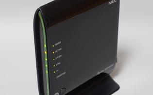 NECプラットフォームズ「Aterm WG2200HP」。4×4（5GHz帯）、3×3（2.4GHz帯）アンテナを備えたハイスペック無線LANルーター。実売価格は約1万8000円