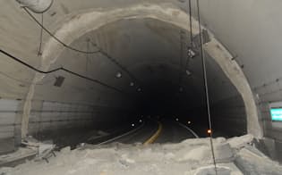 坑口部から100mほど進んだ箇所に大きな崩落跡があった（写真:日経コンストラクション）