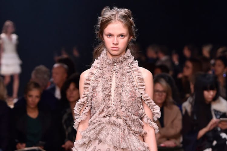 甘さ抑えたロマンチック 大人になじむ格上感を演出 Nikkei Style 甘さ抑えたロマンチック 大人になじむ格上感を演出 Nikkei Style