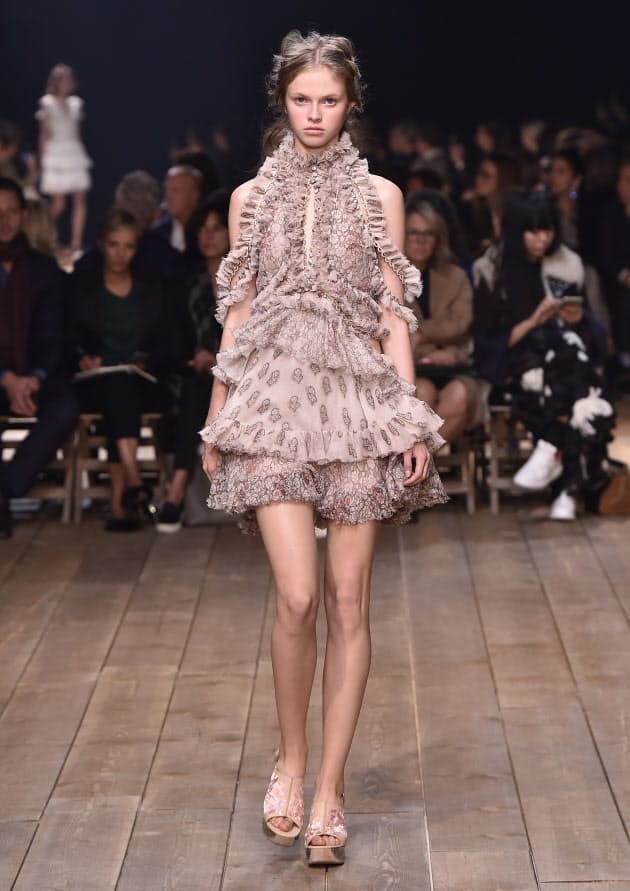 甘さ抑えたロマンチック 大人になじむ格上感を演出 Nikkei Style 甘さ抑えたロマンチック 大人になじむ格上感を演出 Nikkei Style