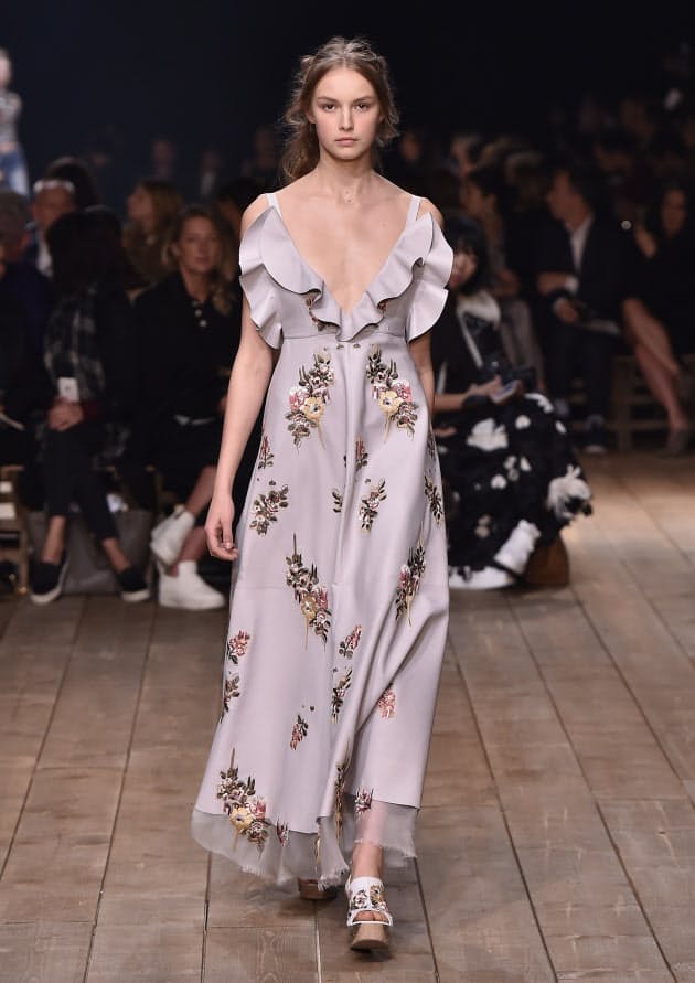 甘さ抑えたロマンチック 大人になじむ格上感を演出 Nikkei Style 甘さ抑えたロマンチック 大人になじむ格上感を演出 Nikkei Style