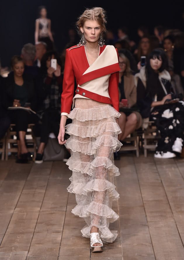 甘さ抑えたロマンチック 大人になじむ格上感を演出 Nikkei Style 甘さ抑えたロマンチック 大人になじむ格上感を演出 Nikkei Style