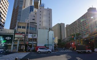 再開発を予定している飯田橋駅中央地区を目白通りから見る。写真右側にJR線が走り、左側に再開発予定の街区が広がっている（写真:赤坂麻実）