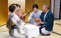箱根の温泉旅館では英語で芸者遊びを楽しんでもらうイベントを開催するなど、日本文化に触れたいという訪日外国客は増えている