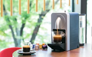 独自のコーヒーカプセル「グラン・クリュ」を使用してエスプレッソを抽出するネスプレッソの新製品「プロディジオ」（2万4840円）