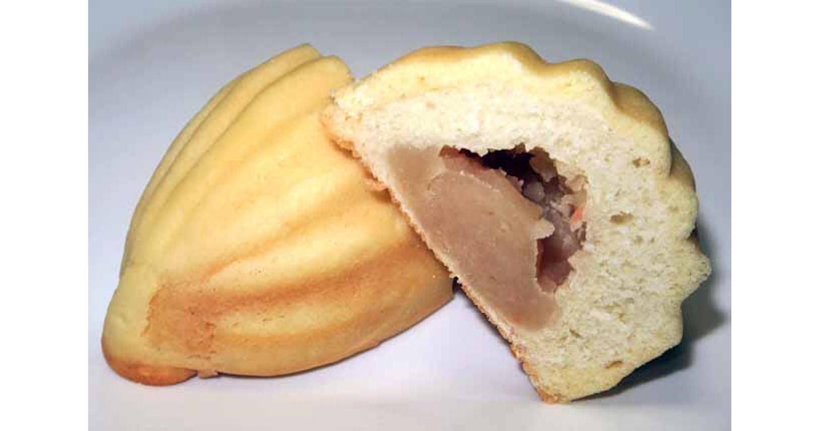 神戸生まれメロンパン 白あん入りでラグビーボール型 Nikkei Style 神戸生まれメロンパン 白あん入りでラグビーボール型 Nikkei Style