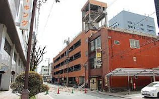 熊本市内の立体駐車場の被害。この例では構造的な被害はないが、塔屋の外装材が脱落し、ブレースが破断した（写真:日経アーキテクチュア）