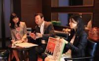 左から、小室淑恵さん、パシフィックコンサルタンツの長谷川伸一会長、ワークライフバランス推進担当の油谷百合子さん