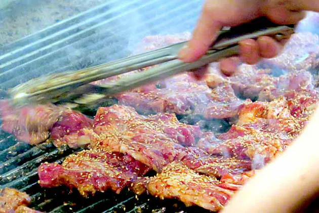 豚の骨付きカルビ したたる脂 ビールの供に新しい風 Nikkei Style 豚の骨付きカルビ したたる脂 ビールの供に新しい風 Nikkei Style