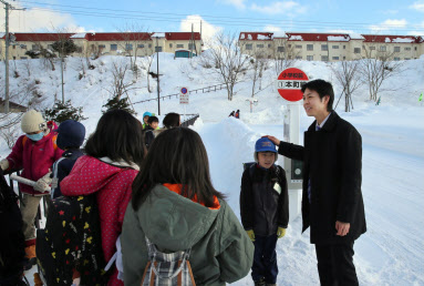 鈴木市長と夕張の子供たち
