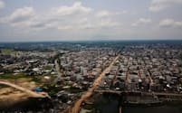 バングラデシュの首都ダッカ（Photograph by Patrick Brown, Panos）