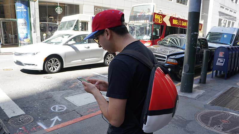 大人が昼から街ゾロゾロ ポケモンgo 巧妙な仕掛け 日本経済新聞