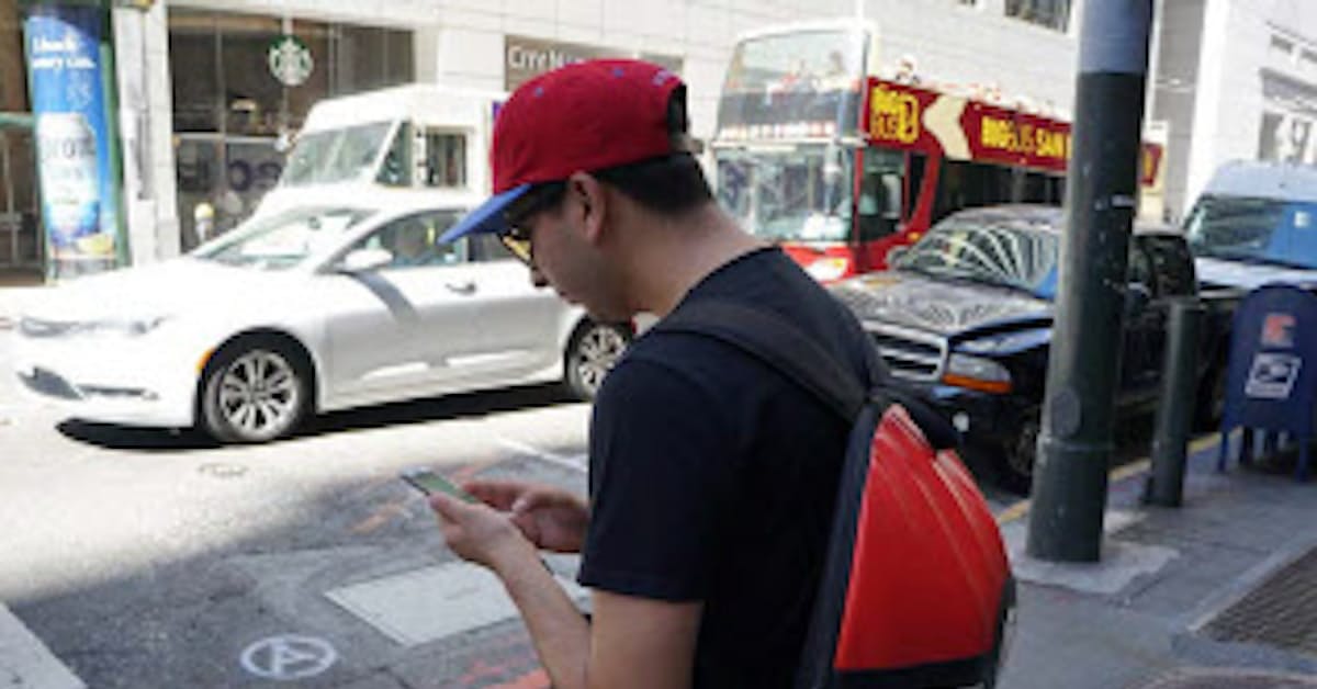大人が昼から街ゾロゾロ ポケモンgo 巧妙な仕掛け 日本経済新聞
