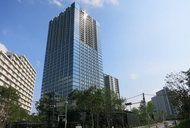 高層部に高級賃貸マンションが入る3月竣工の「新宿ガーデン」（東京・新宿）