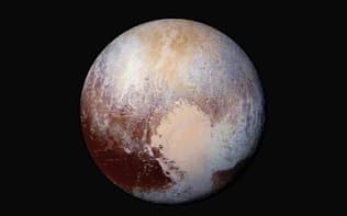 小さな冥王星には大きなハートマークがついている。ニューホライズンズが撮影した高解像度カラー画像（PHOTOGRAPH BY NASA/JHUAPL/SWRI）