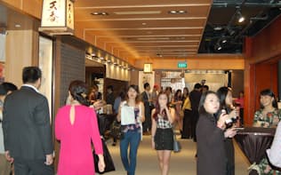 ジャパン・フード・タウン（JFT）の開業初日には寿司やラーメンに長い行列ができた（7月16日）