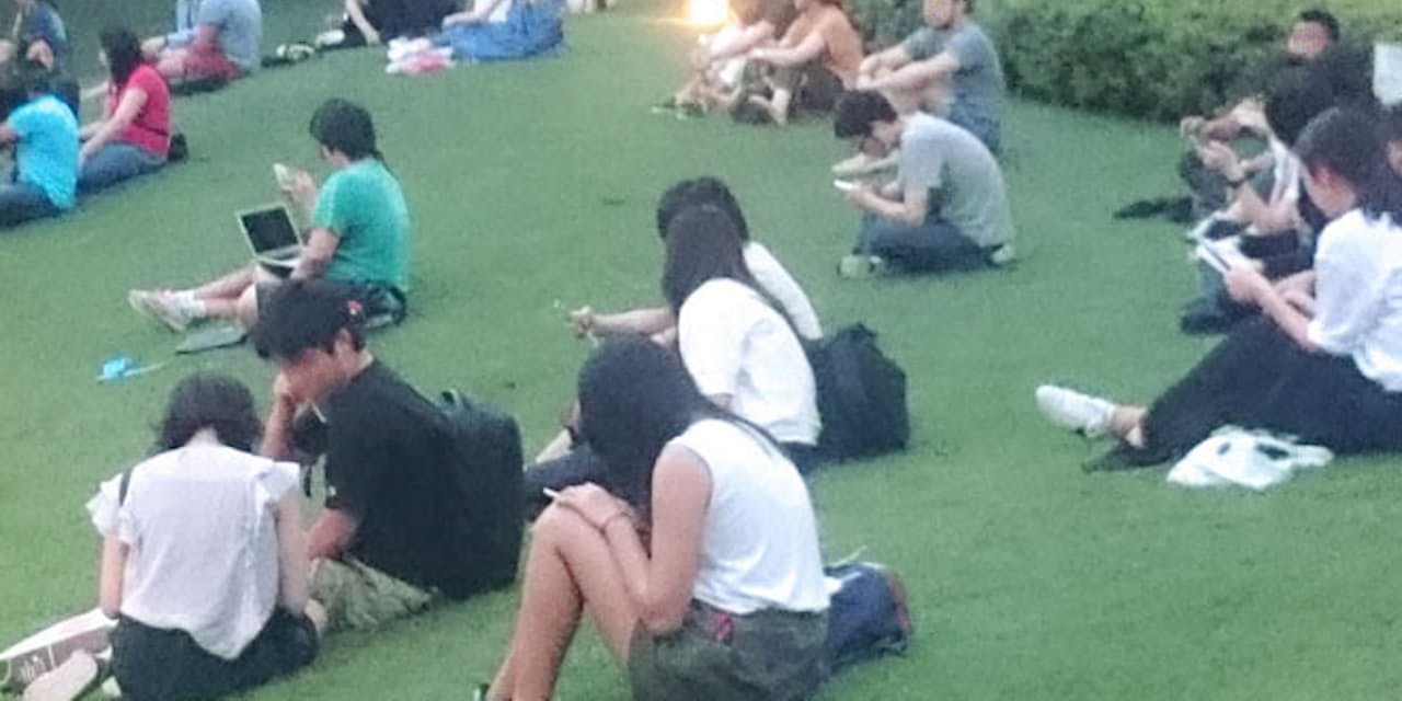 歩きスマホ無用 ポケモンgoを安全に楽に遊ぶ方法 Nikkei Style 歩きスマホ無用 ポケモンgoを安全に楽に遊ぶ方法 Nikkei Style
