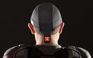 リーボックが販売するキャップ型センサー「CHECKLIGHT」。ヘルメットの下にかぶることで、頭部に大きな衝撃を受けた時に外部から見てそれが分かるようにライトが点灯（写真:リーボック）