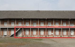 保修工事に着手する前の西置繭所の東面。赤線で囲んだ北側の1階部分を覆うレンガ壁は、生糸生産の最盛期を過ぎた1981年に装飾として設置された（写真:群馬県富岡市）