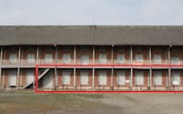 保修工事に着手する前の西置繭所の東面。赤線で囲んだ北側の1階部分を覆うレンガ壁は、生糸生産の最盛期を過ぎた1981年に装飾として設置された（写真:群馬県富岡市）