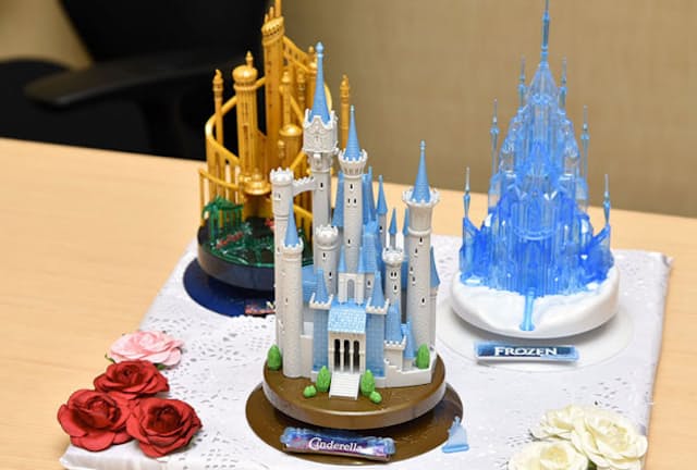 ディズニー映画に登場する城をモチーフにした「キャッスルクラフトコレクション」シリーズ。中央は、2016年7月発売の新製品「シンデレラ」、左は「リトル・マーメイド」、右が「アナと雪の女王」