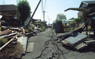 取材班が踏査した熊本県益城町のある街区の本震後の様子。外観から被災状況を調べた木造住宅の3分の1以上が崩壊したり大きく変形したりしていた。住民によると、この街区には1980年前後に建てた住宅が多く残っていた（写真:日経ホームビルダー）