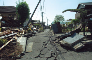 検証 熊本地震で食器1つ落ちなかった住宅 日本経済新聞 検証 熊本地震で食器1つ落ちなかった住宅 日本経済新聞