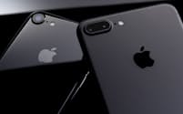 2016年9月16日（金）に販売が始まる「iPhone 7」（左）と「iPhone 7 Plus」（右）。デザインや新しいカラバリ、耐水性能だけでなく、進化したカメラ機能にも注目だ