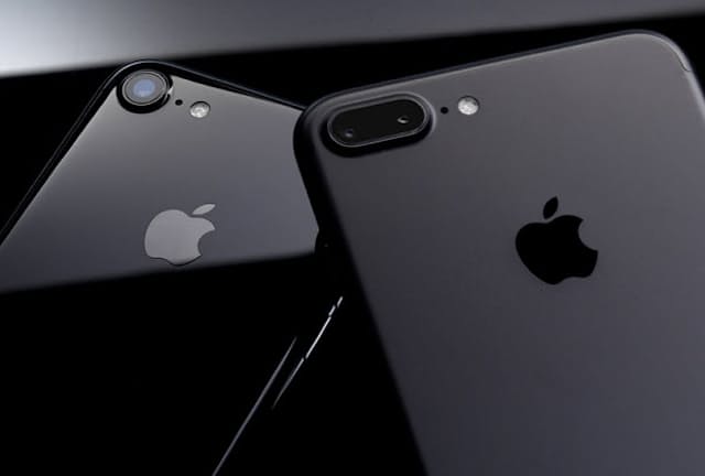 2016年9月16日（金）に販売が始まる「iPhone 7」（左）と「iPhone 7 Plus」（右）。デザインや新しいカラバリ、耐水性能だけでなく、進化したカメラ機能にも注目だ